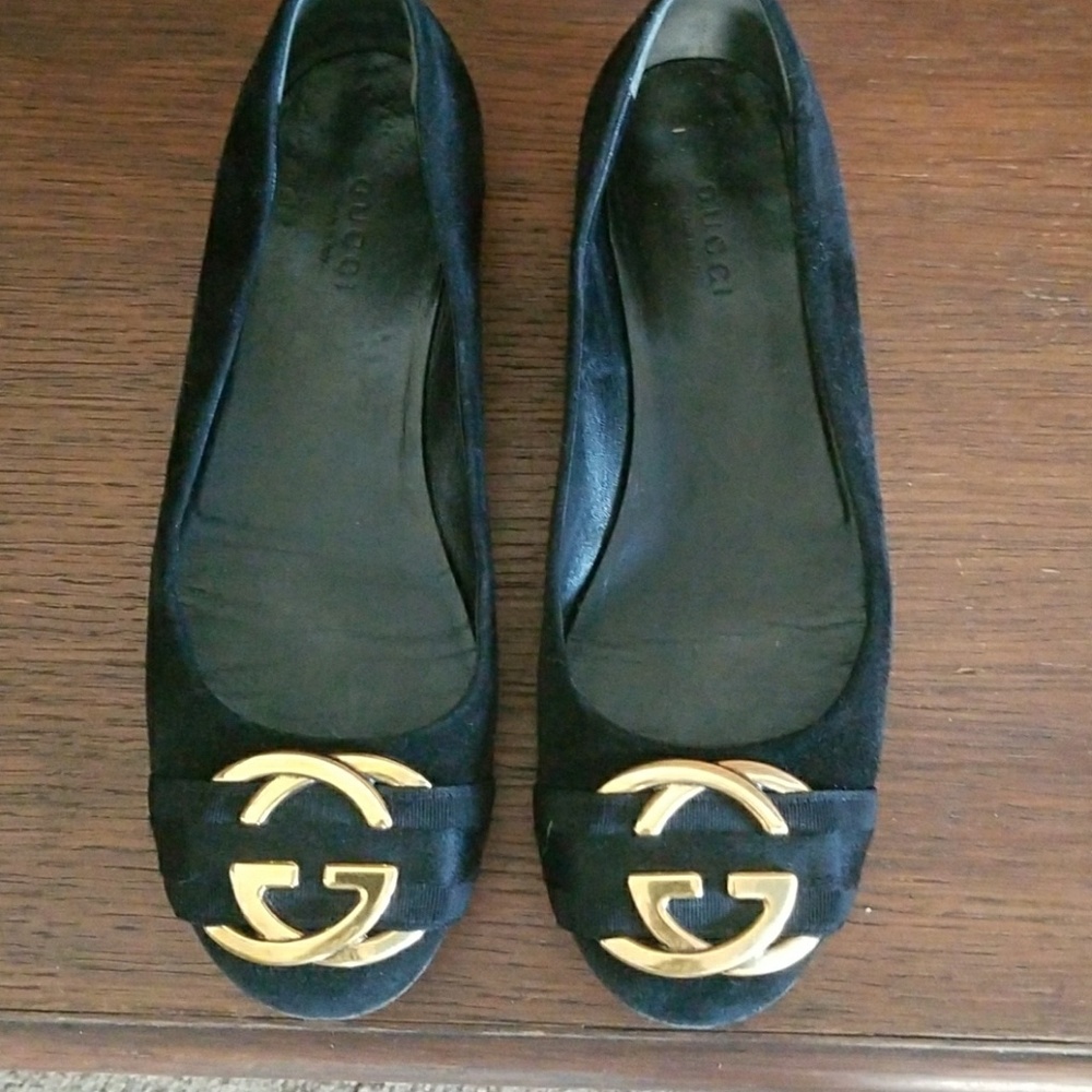 Gucci flats 5 1/2 but fits like a 6